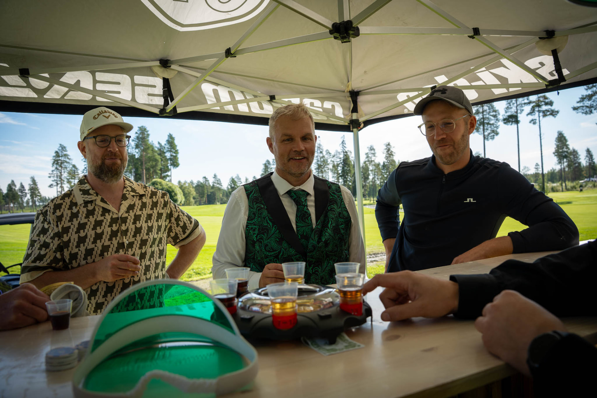 Samtal vid ett av hålen under Tell Invitational