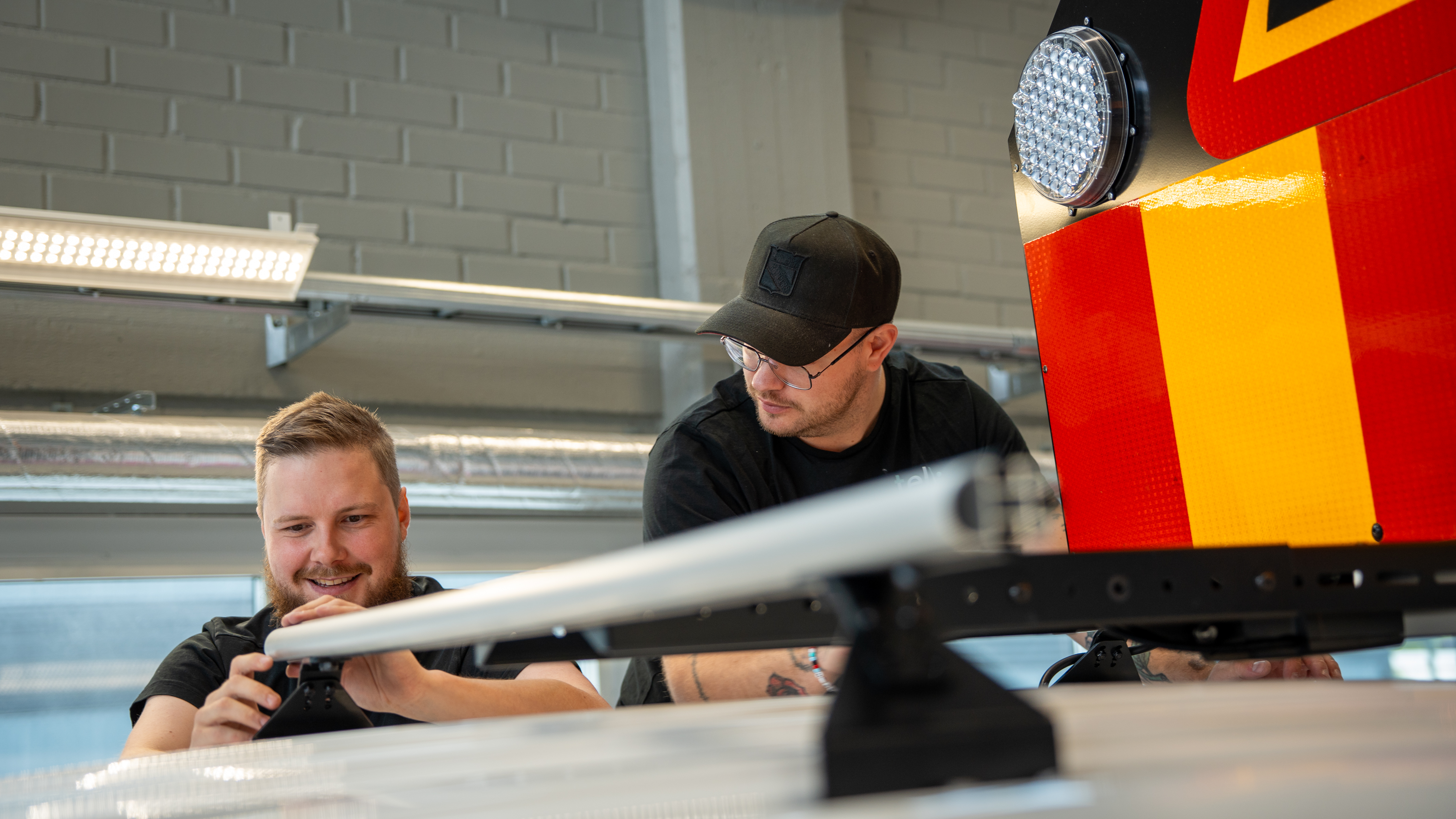 Två medarbetare arbetar tillsammans i verkstaden