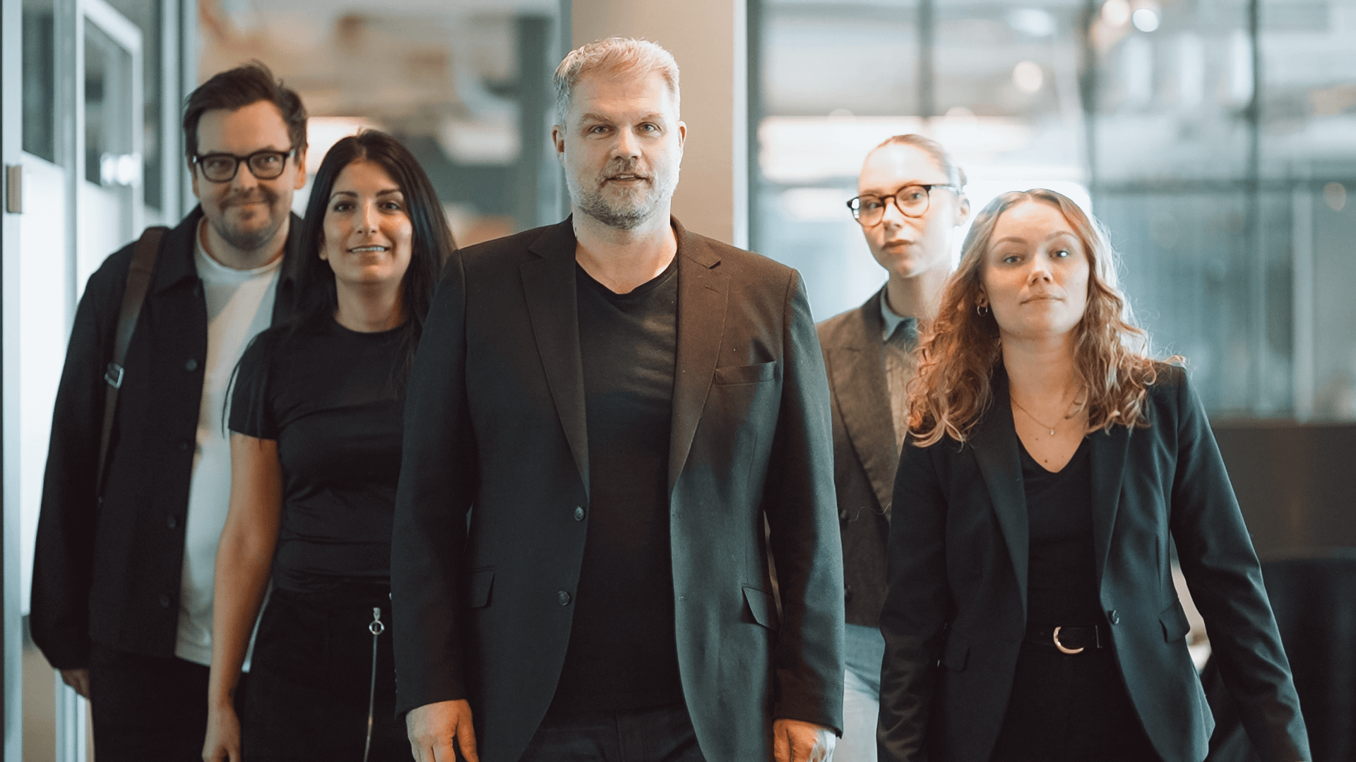 Medarbetare på Tell på väg genom kontoret