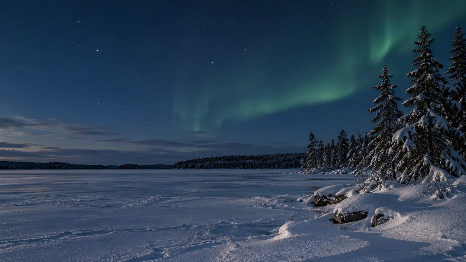 Norrsken över vinterlandskap